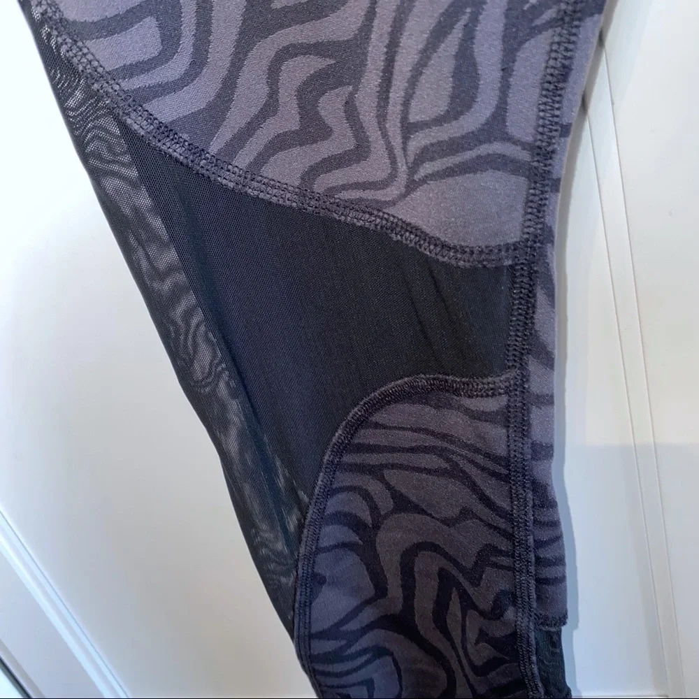 Alo Gray/Black Zebra Air Brushed Capri Leggings Small Yoga Animal Print